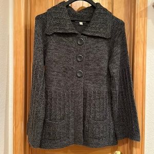 3 Button sweater w 2 pockets in front